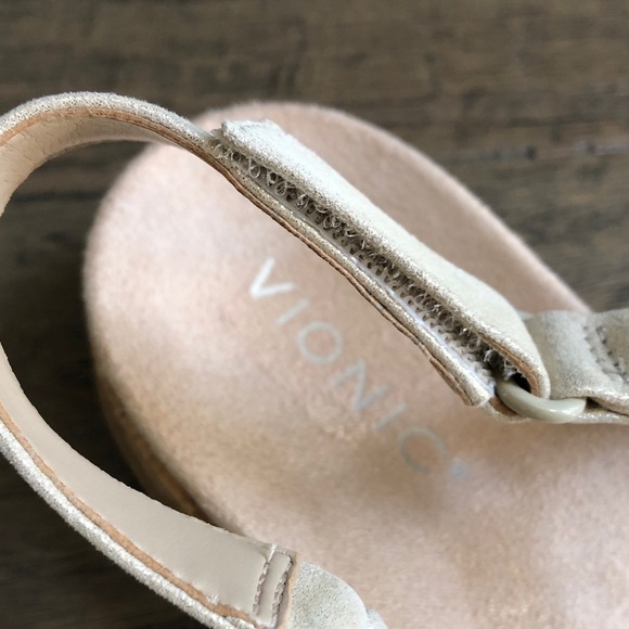 Vionic Kirra II thong gold metallic sandals Sz 10 Like New - Picture 3 of 9